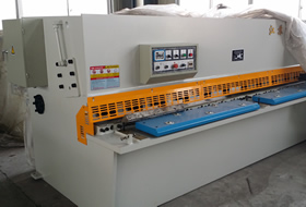 QC12Y-6*3200液(yè)壓擺式剪闆(pan)機