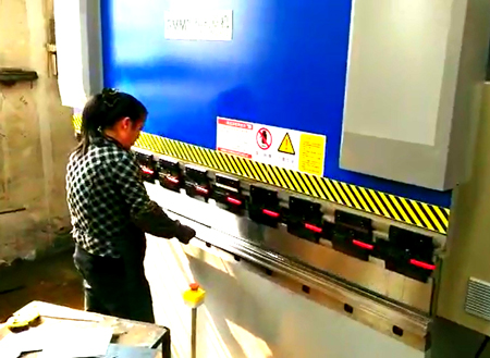  WE67K-63T2500（DA41）數控折彎機(jī)客戶現場