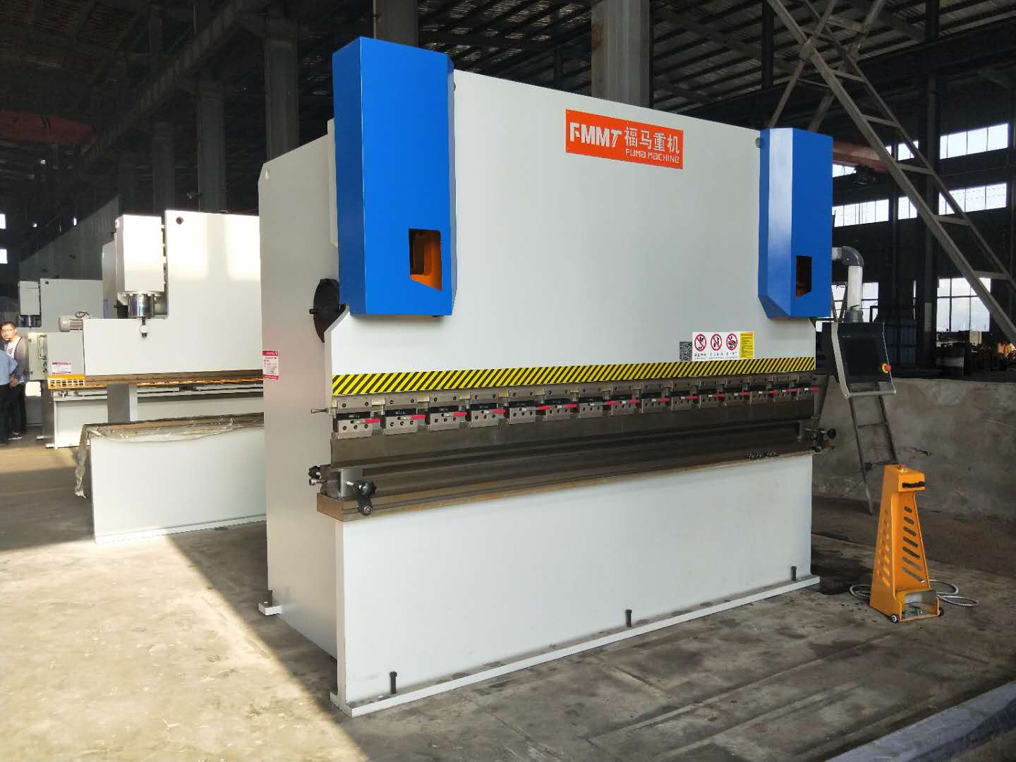 設(shè)備正、側面(miàn)